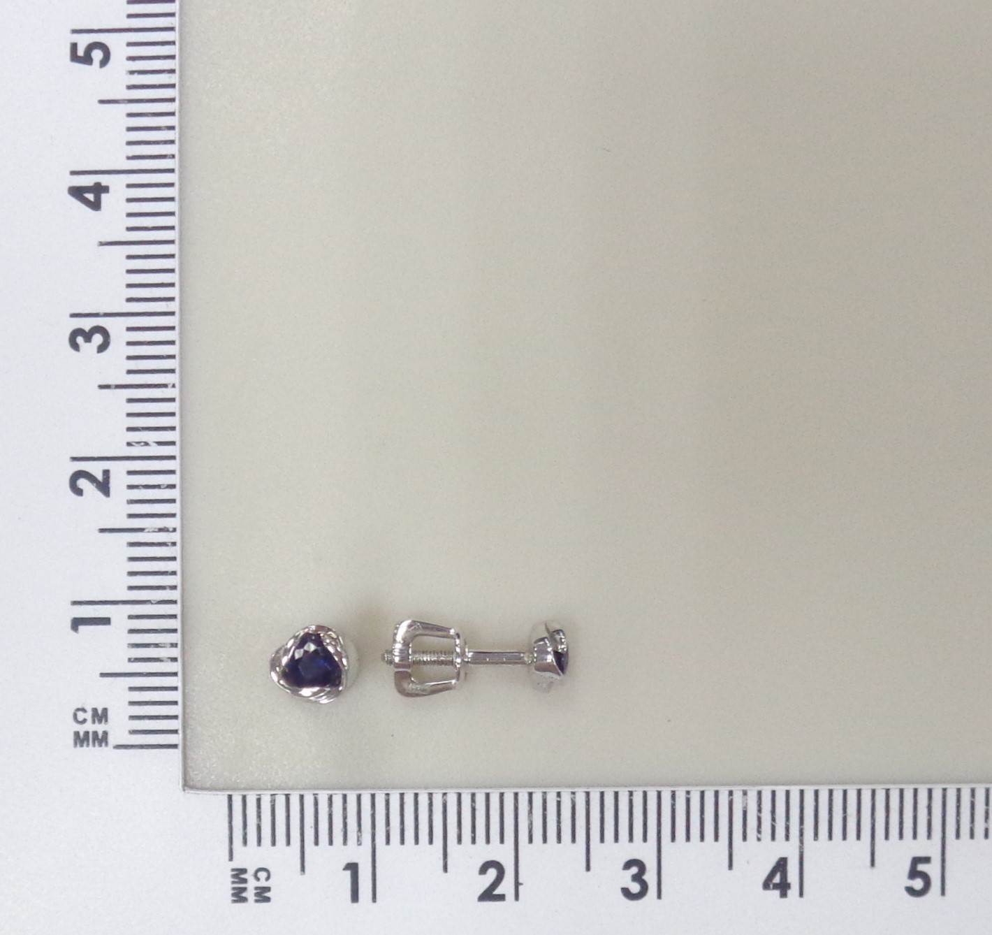 Серьги-пусеты из белого золота с сапфирами